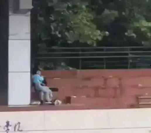 学校操场男女吃瓜,男女同学吃瓜趣事大盘点