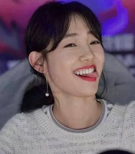 明星吐舌照片,可爱与魅力的完美融合